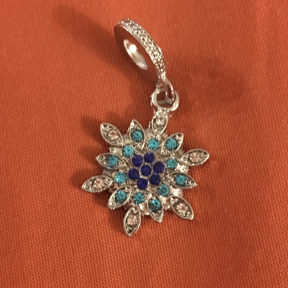 Frozen Snowflake Charm - Picture 1 of 3
